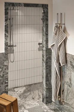 Toalla de baño Drift 70x140 cm, Blanco-negro