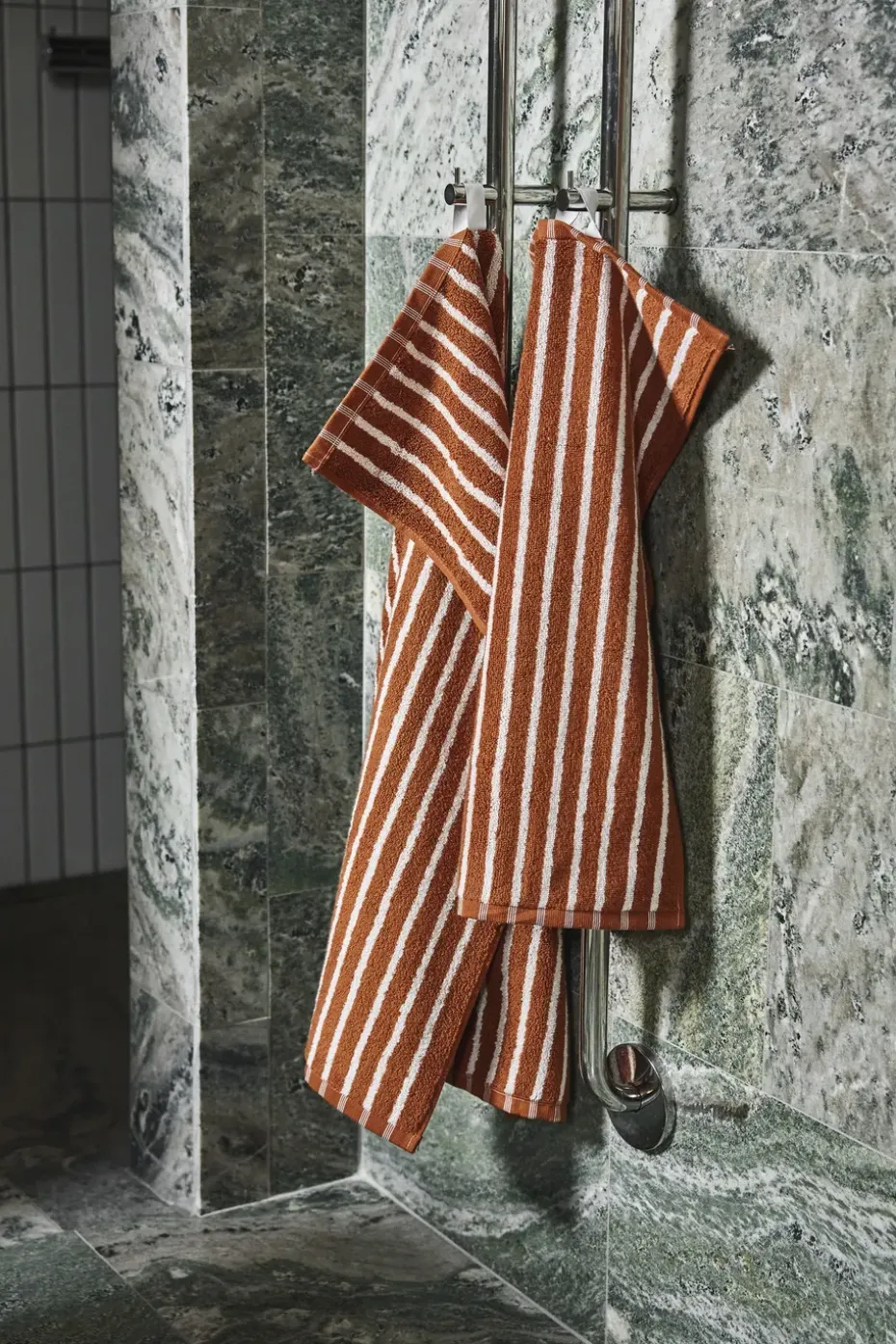 Toalla Drift 50x70 cm, Marrón-blanco
